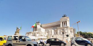 Roma, smottamento in cantiere Metro C in piazza Venezia: traffico deviato