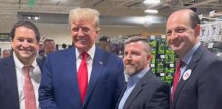 Trump in armeria per comprare una pistola Glock, video è virale ma scompare