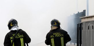 Roma, compattatore Ama a fuoco a Cinecittà