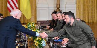Ucraina, dagli Usa nuovi aiuti a Kiev. Zelensky: “Voi date soldi, noi diamo vite”