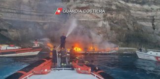 Veliero in fiamme al largo di Lampedusa, passeggeri tratti in salvo