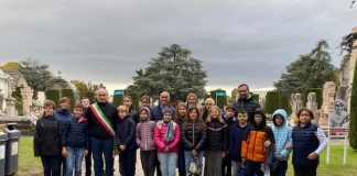 “Fiori sulle tombe”, gli studenti del Redentore commemorano i defunti