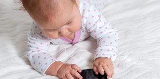 App al posto delle favole e ninna nanna affidata all’assistente vocale: ecco i genitori 2.0