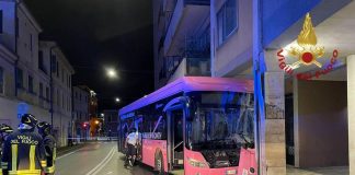 Mestre, autobus elettrico contro pilastro palazzo: 15 feriti