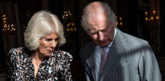 Carlo e Camilla come il conte Dracula e consorte per Halloween