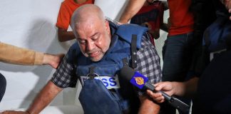 Gaza, raid Israele gli uccide la famiglia: le lacrime del giornalista di Al Jazeera – Video