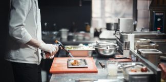 Cuoco al ristorante e cameriere di sala, figure più richieste a Milano