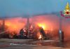 Alba infuocata a Volta Mantovana: fienile in fiamme, super lavoro per i Vigili del Fuoco