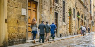 Firenze, 91enne aggredito in strada nell’indifferenza dei passanti