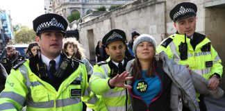 Greta Thunberg protesta a Londra contro i petrolieri: arrestata