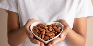 Salute: studi, spuntini di mandorle migliorano la dieta e aiutano a perdere peso