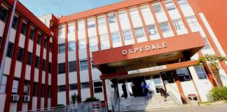 Scafati, muore a 59 anni fuori dal pronto soccorso: era chiuso per lavori