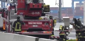 Incendio al terminal traghetti di Genova: 3 intossicati in camera iperbarica. Evacuato centro commerciale