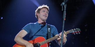 James Blunt presenta il nuovo album e parla della guerra: “Ecco quello che successe in Kosovo”
