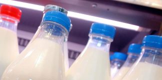 Occhio a vestiti e acqua in bottiglia, i consigli per non assorbire la plastica