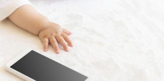 Ansia e insonnia da tablet e device per bimbi, mai schermi sotto i 3 anni