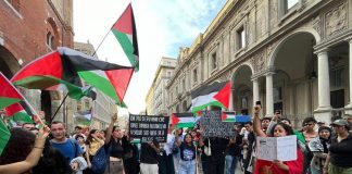 A Milano sit-in pro Palestina nei pressi del Duomo