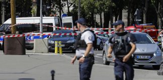 Parigi, donna urla “Allah Akbar” e minaccia di “far saltare tutto”: polizia le spara