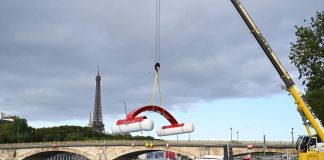 Parigi, un ‘buco’ nel cielo sopra la Torre Eiffel: cos’è il fenomeno meteo Skypunch