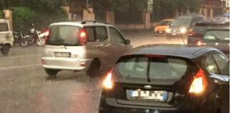 Maltempo, bomba d’acqua su Roma: raffiche di vento e allagamenti nella zona nord