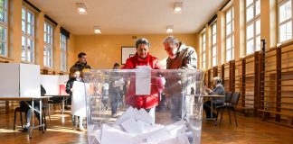 Elezioni in Polonia, è sfida tra Tusk e Morawiecki