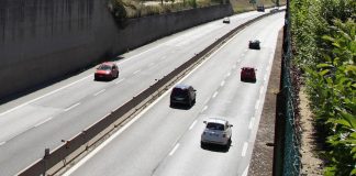 In fuga sulla Pontina con figlia, suoceri le portano via la bimba: arrestati