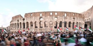 Roma, 20mila a corteo pro-Palestina: tensione per bandiera Israele strappata da palazzo Fao