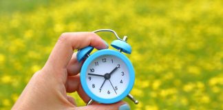 Ora solare 2023, quando torna: si dormirà un’ora in più