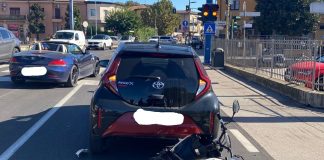 Ubriaco in bici elettrica tampona un’auto: 40enne all’ospedale