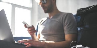 Tecnostress, 8 italiani su 10 incollati a smartphone e pc: come difendersi