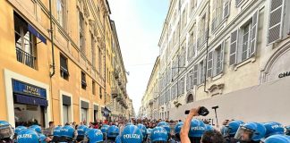 Torino, disordini a corteo e scontri con la polizia