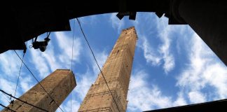 Bologna transenna le due Torri, la Garisenda osservata speciale