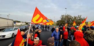 Sciopero, lavoratori ex Ilva occupano l’autostrada Roma-Napoli – Video