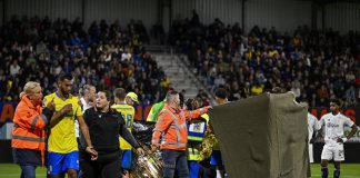 Waalwijk- Ajax, portiere Vaessen perde i sensi dopo scontro: partita interrotta – Video