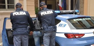 Ruba in un negozio di abbigliamento e scappa. La Polizia lo arresta grazie alle indicazioni di un cittadino