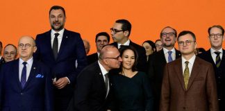 Ministro, ma che fa? Il croato Grlic-Radman bacia la collega tedesca