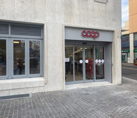 Rubavano cioccolata e sigarette elettroniche, beccati dai carabinieri: 5 denunciati