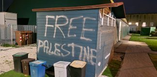 Devastano il Circolo del Tennis e imbrattano il chiosco con scritta pro Palestina