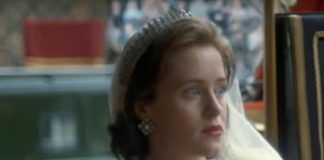 The Crown, dagli abiti al cancello di Buckingham Palace: all’asta i cimeli della serie Netflix