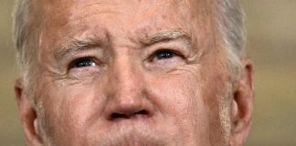 Biden compie 81 anni, l’età diventa il grande tabù della sua campagna