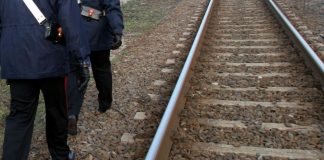 Attraversa binari ma perde l’equilibrio, 32enne muore travolto da treno a Milano