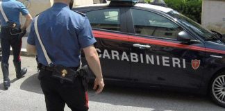 Spara contro l’auto dei suoceri e picchia la nonna di lei: arrestato