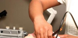 Lifting con microaghi ultima moda anti-età, chirurgo avverte: “Inutile e rischiosa”
