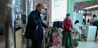 Bassetti contro no vax: “Boom di polmoniti è colpa loro”