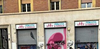 Assaltano in 200 sede Pro Vita, trovata anche una molotov