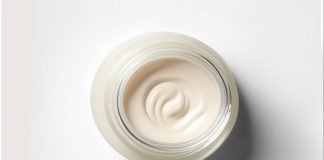Aumentano consumi creme anti-age, +5,7% nel 2022