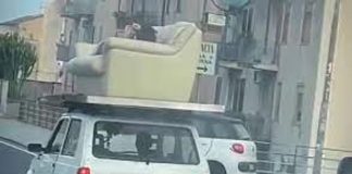 A spasso per Catania sdraiato su un divano sul tetto di una Panda: multato