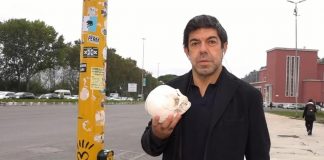 Favino recita Shakespeare ai semafori, l’esilarante sketch da Fiorello a ‘VivaRai2!’