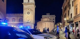 Si rifiuta di presentare i documenti e aggredisce due agenti della Polizia Locale. Arrestato 26enne