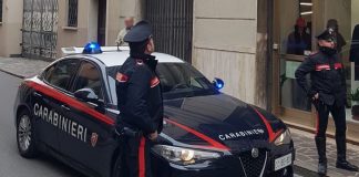 Presa alla gola sotto la minaccia di un coltello: tentata rapina in pellicceria. 30enne arrestato dai carabinieri